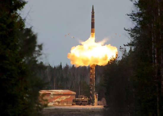 Tên lửa Xe chở tên lửa Topol RS-12M rời bệ phóng